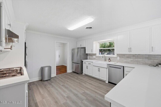 Building Photo - 144 Rollingwood Dr