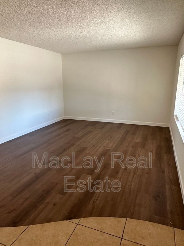 Building Photo - 1221 E Watson Dr