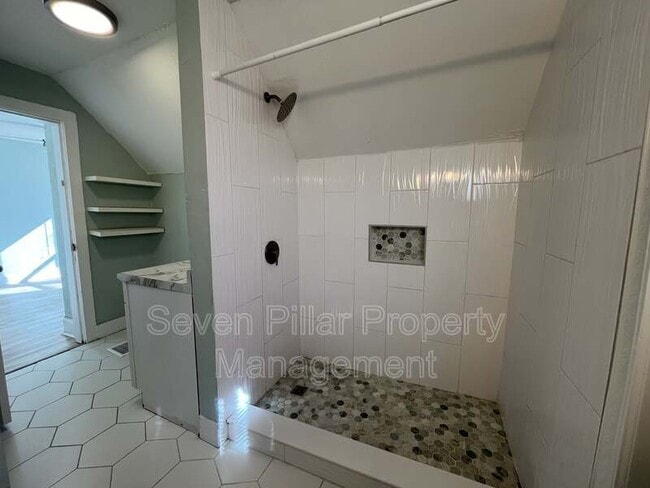 Building Photo - 1347 E Livingston Ave