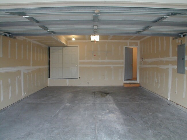 Building Photo - House For Lease