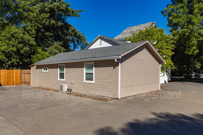 Building Photo - 1507 W 5th St