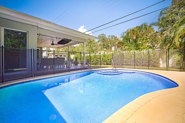 Building Photo - 711 NW 7th Dr