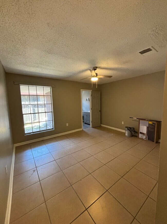 Building Photo - 2 Bedroom 2 Bath Multi Family Home