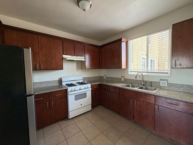Building Photo - 2616 Edgehill Dr