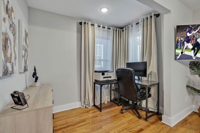 Building Photo - Gorgeous FULLY FURNISHED Home Just Off Charlotte Ave.