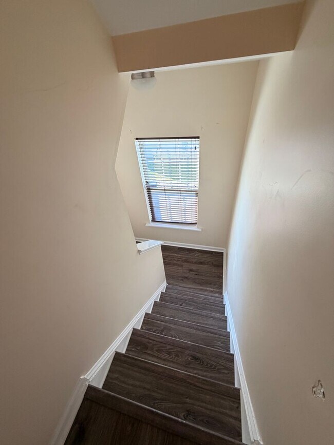 Building Photo - 42 Kilverstone Way