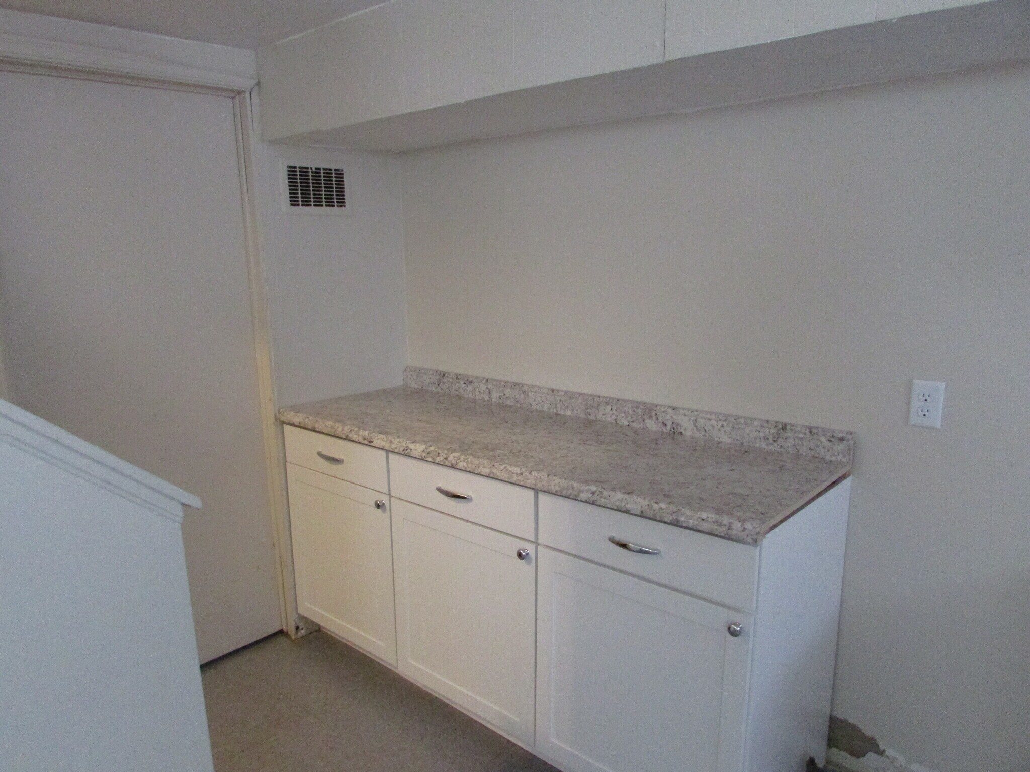 Building Photo - 2284 Hiawatha Park Dr