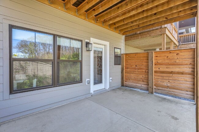 Building Photo - Better-than-new townhome in Highlands at S...