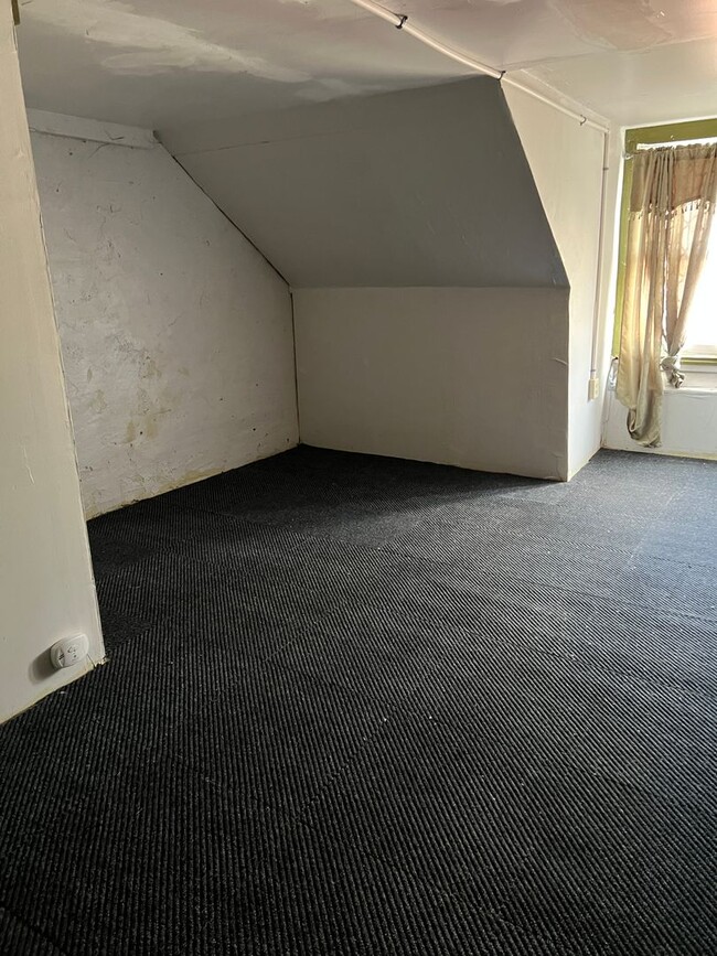 Building Photo - Large 4 bed 1.5 Bath Old City Lancaster Home