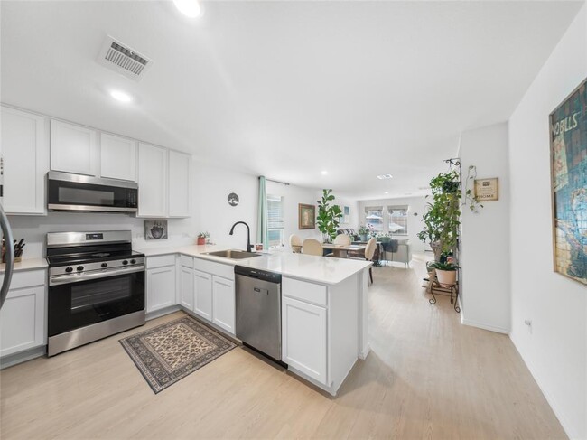 Building Photo - 373 Cowpoke Dr