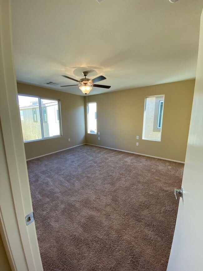 Building Photo - Spacious Townhouse with Loft & Rare 3-Car Garage!