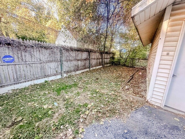 Building Photo - Very well maintained three bedroom house with tons of storage and two car garage