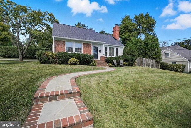 Building Photo - 511 Crestwood Dr