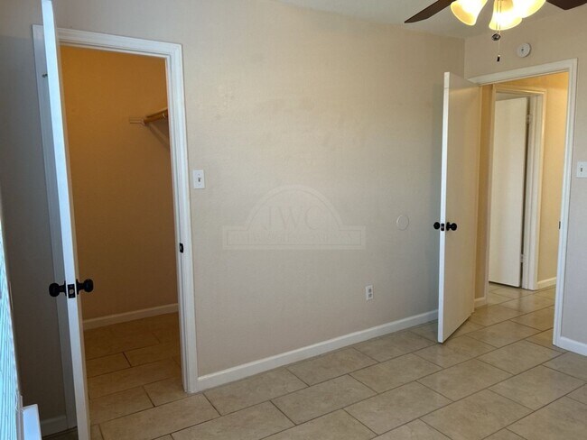 Building Photo - 4910 Parkwood Dr