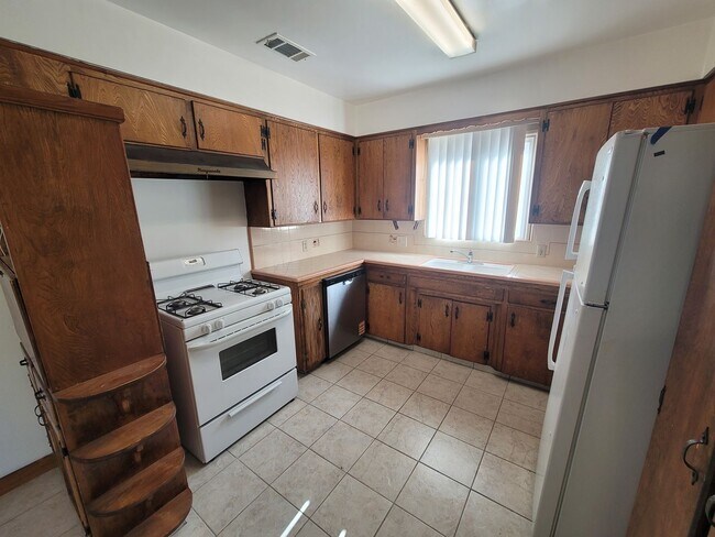 Building Photo - Single-Story 4-Bedroom Apartment in Yucaipa!