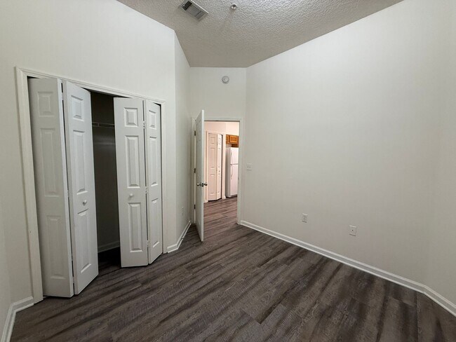 Building Photo - Lovely 2/2 in Villa Beauclerc