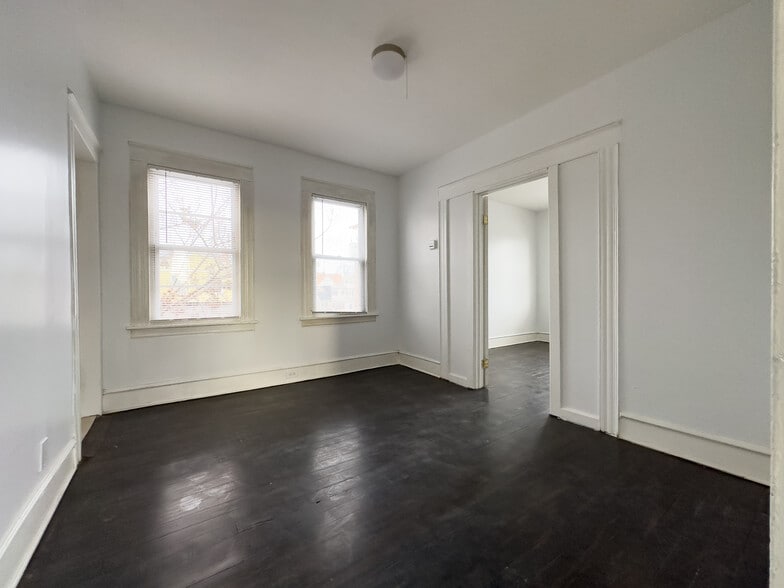 Living Room/Dining Room - 367 Bishop Ave