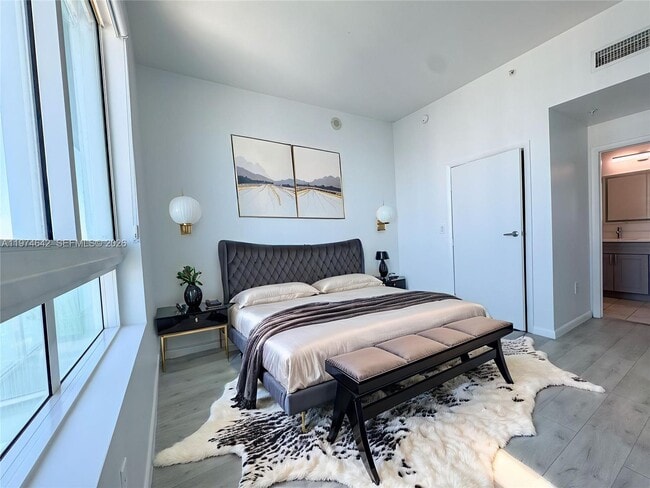 Building Photo - 1900 N Bayshore Dr