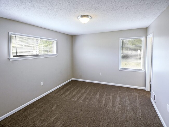 Building Photo - Fully updated 3 bed, 1.5 bath home with wo...