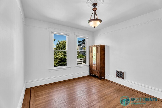 Building Photo - Castro/Eureka Valley: Top Floor Flat w/ in-unit W/D & Shared Yard