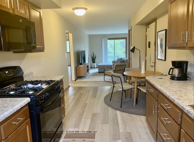 Building Photo - Cozy 2 Bedroom, 1 Bath Apartment with Balcony - Welcome Home!