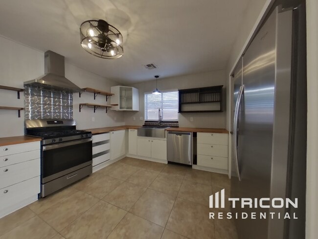 Building Photo - 43780 Elm Dr