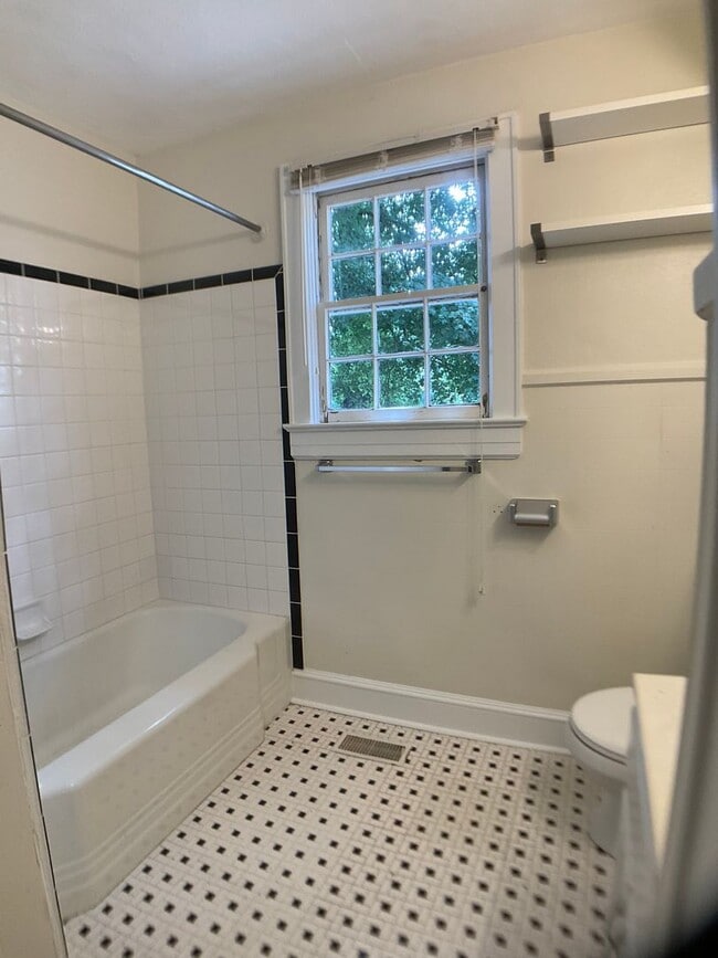 Building Photo - 817 Old Pittsboro Rd