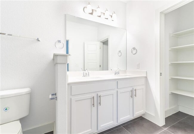 Building Photo - 1410 Casa Dr