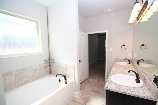 Building Photo - Spacious 3-Bedroom, 2-Bath Brick Home in N...