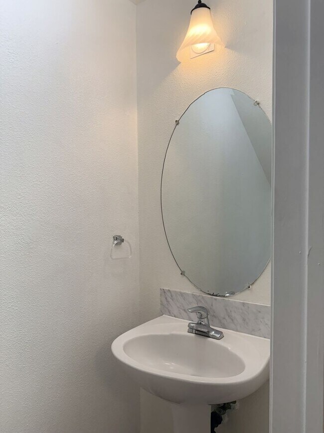 Building Photo - Don’t Miss Out on this 3/2.5 home