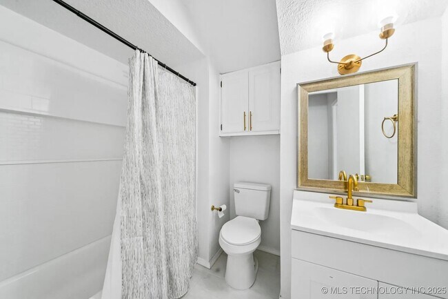 Building Photo - 6947 S 30th W Ave