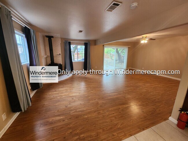 Building Photo - Orangevale Home Available Now!