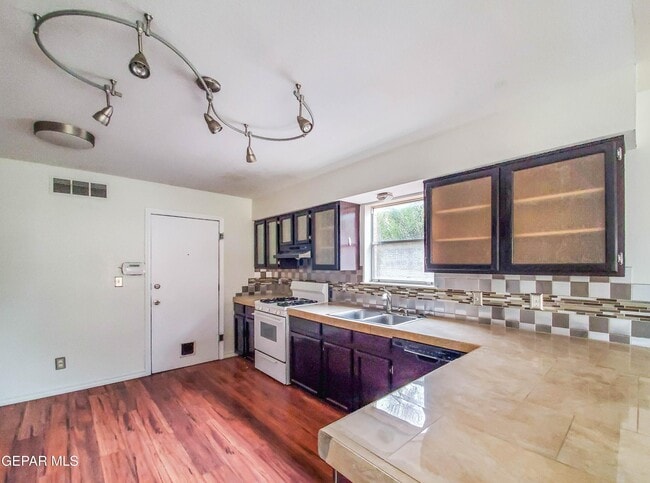 Building Photo - 1120 Shawnee Ln