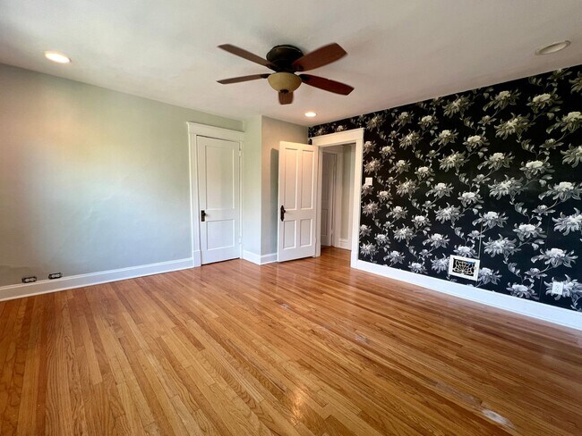 Building Photo - 6114 Columbia Ave