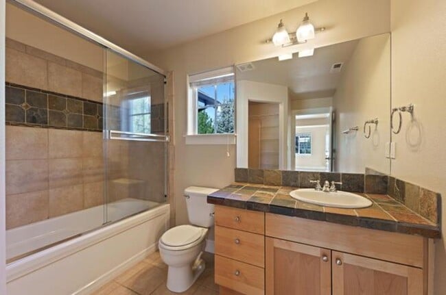 Building Photo - Charming Northwest Crossing Townhome!