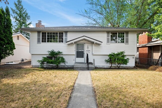Building Photo - 4 Bedroom Northeast Spokane Home - Availab...
