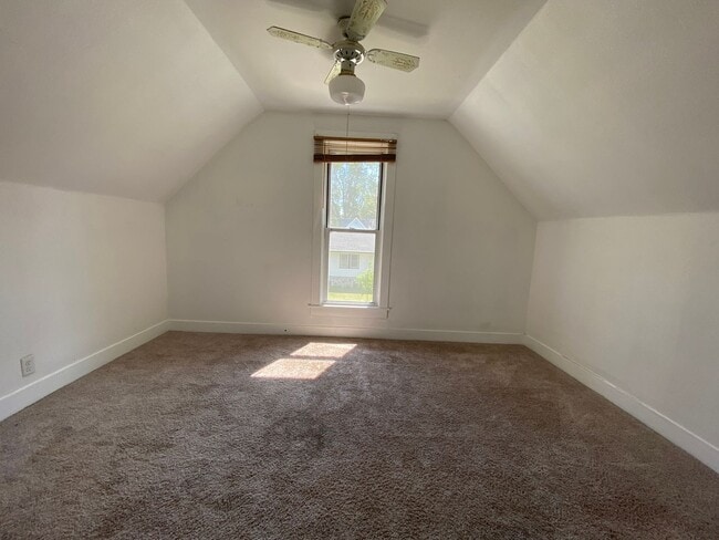 Building Photo - $500 OFF FIRST MONTH RENT -3 Bedroom Single Family Home with Gleaming Wood Floors Could Be Yours!