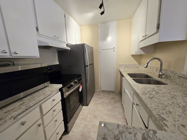 Building Photo - 3 Bedroom Apartment near to LMU, minutes t...