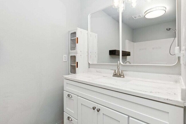 Building Photo - Charming 3-Bed, 2-Bath Townhome!