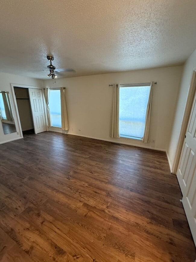Building Photo - Beautiful 2 bedroom 2.5 bathroom with two ...