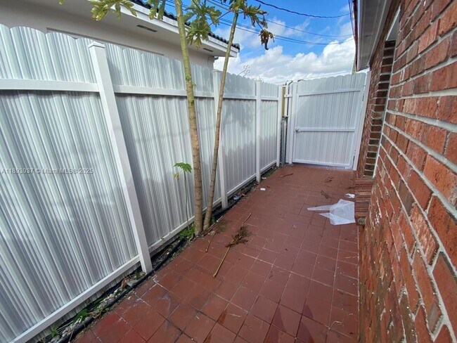 Building Photo - 3260 SW 87th Pl