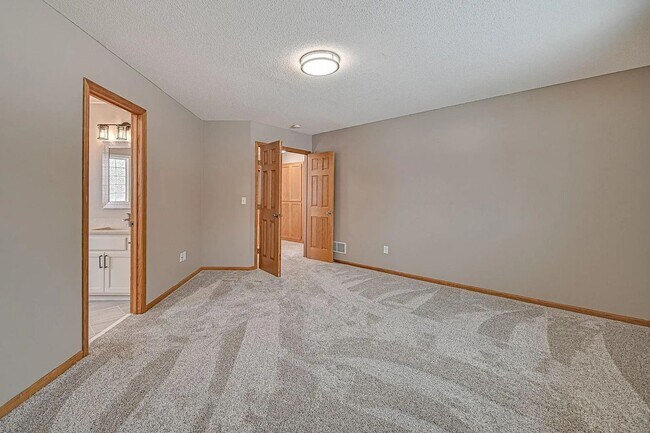 Building Photo - Spacious 4-Bed 4-Bath Home in Buffalo - Available 7/1!