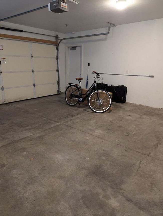 Building Photo - Bright and Spacious Condo for Rent in Downtown Verona