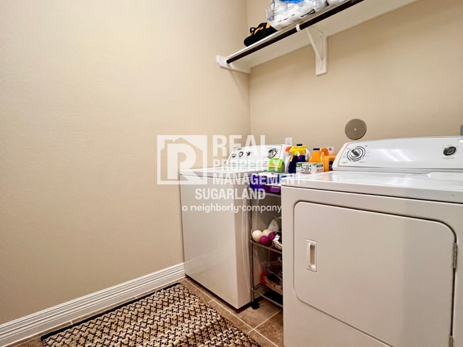 Building Photo - Stunning 5-Bedroom, 4.5-Bath Home for Rent in Richmond, TX