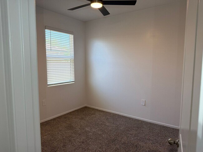 Building Photo - 9427 E Alfalfa Dr