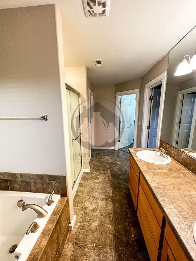 Building Photo - Luxurious Spacious Keizer Home -