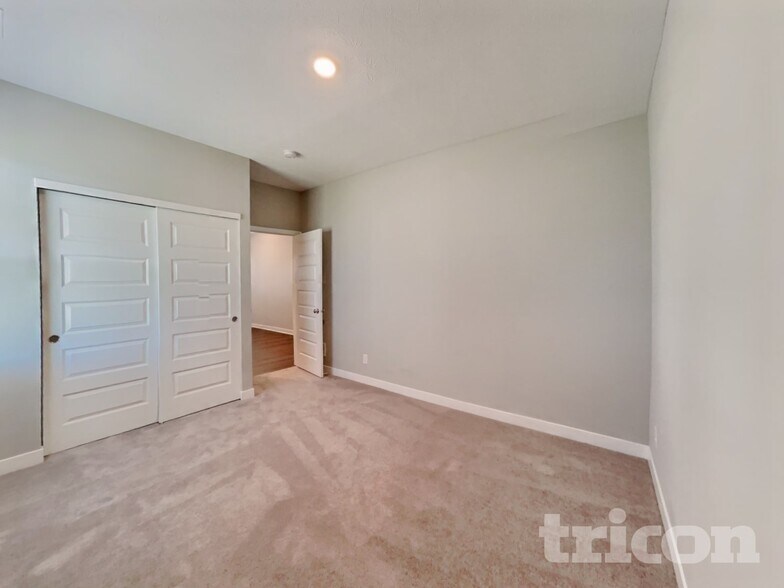 Building Photo - 224 Bluestem Ln