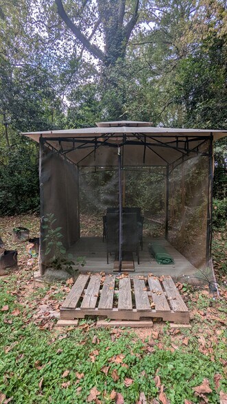 Enclosed outdoor space. - 3182 Latona Dr SW