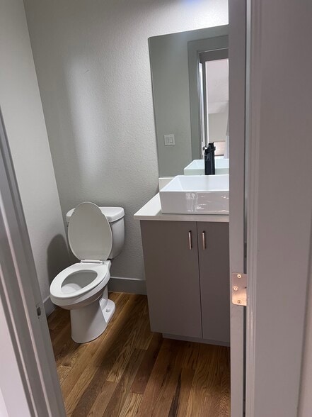 Building Photo - 1925 Hooker St