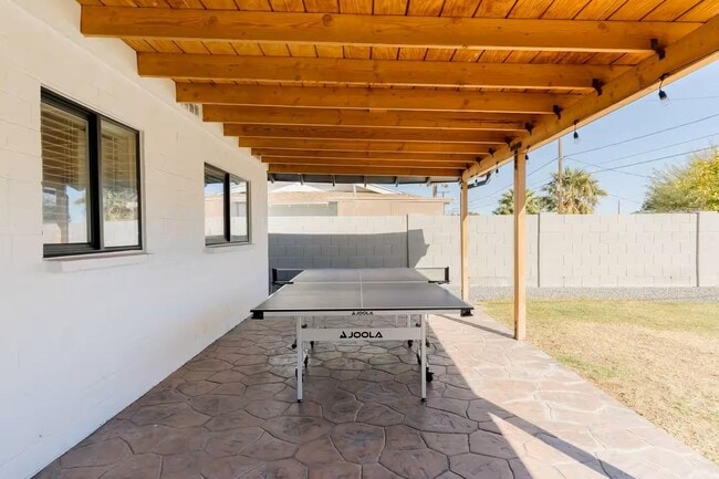 Building Photo - 8447 E Vernon Ave